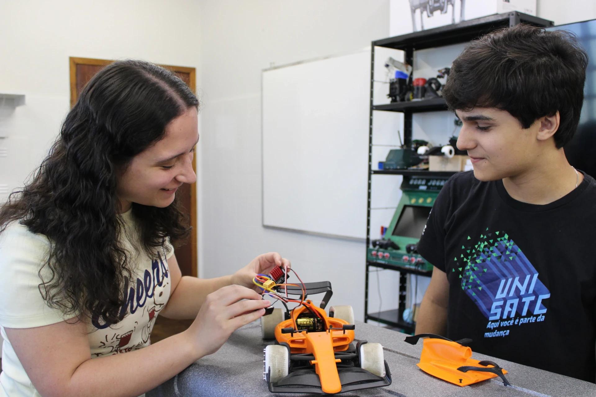 Projeto une ensino técnico e Engenharia Mecatrônica na criação de veículo inteligente na Satc