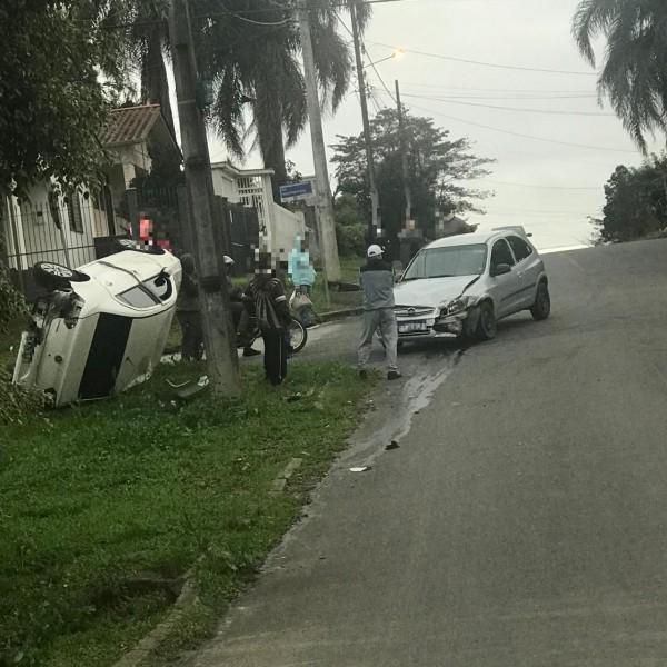 Criciúma: carro capota em acidente no bairro Ana Maria