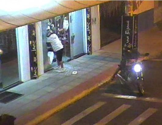 Assaltantes são flagrados por câmera em roubo a loja