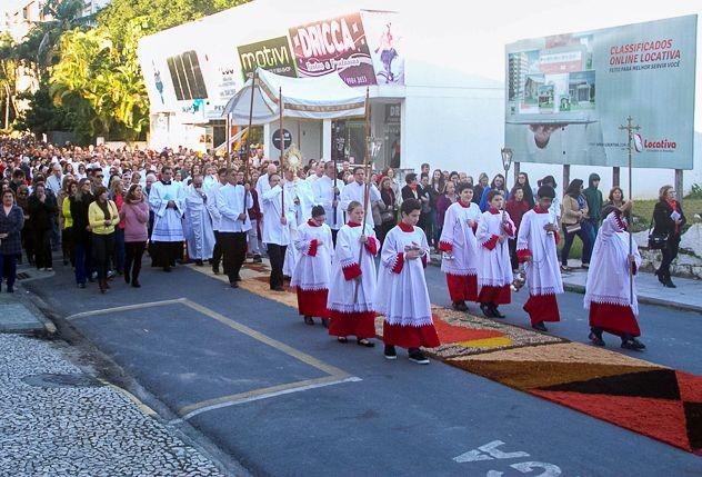 Arte sacra volta às ruas no feriado de Corpus Christi