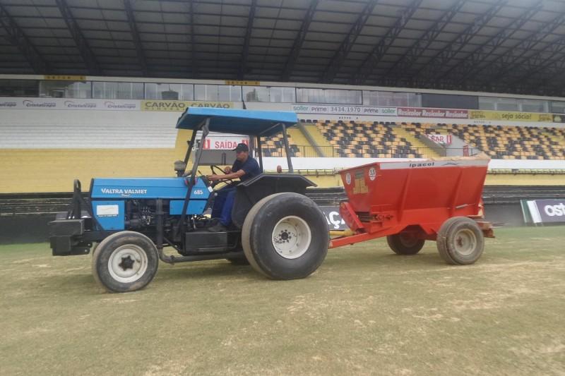CBF auxilia na manutenção do gramado do Majestoso
