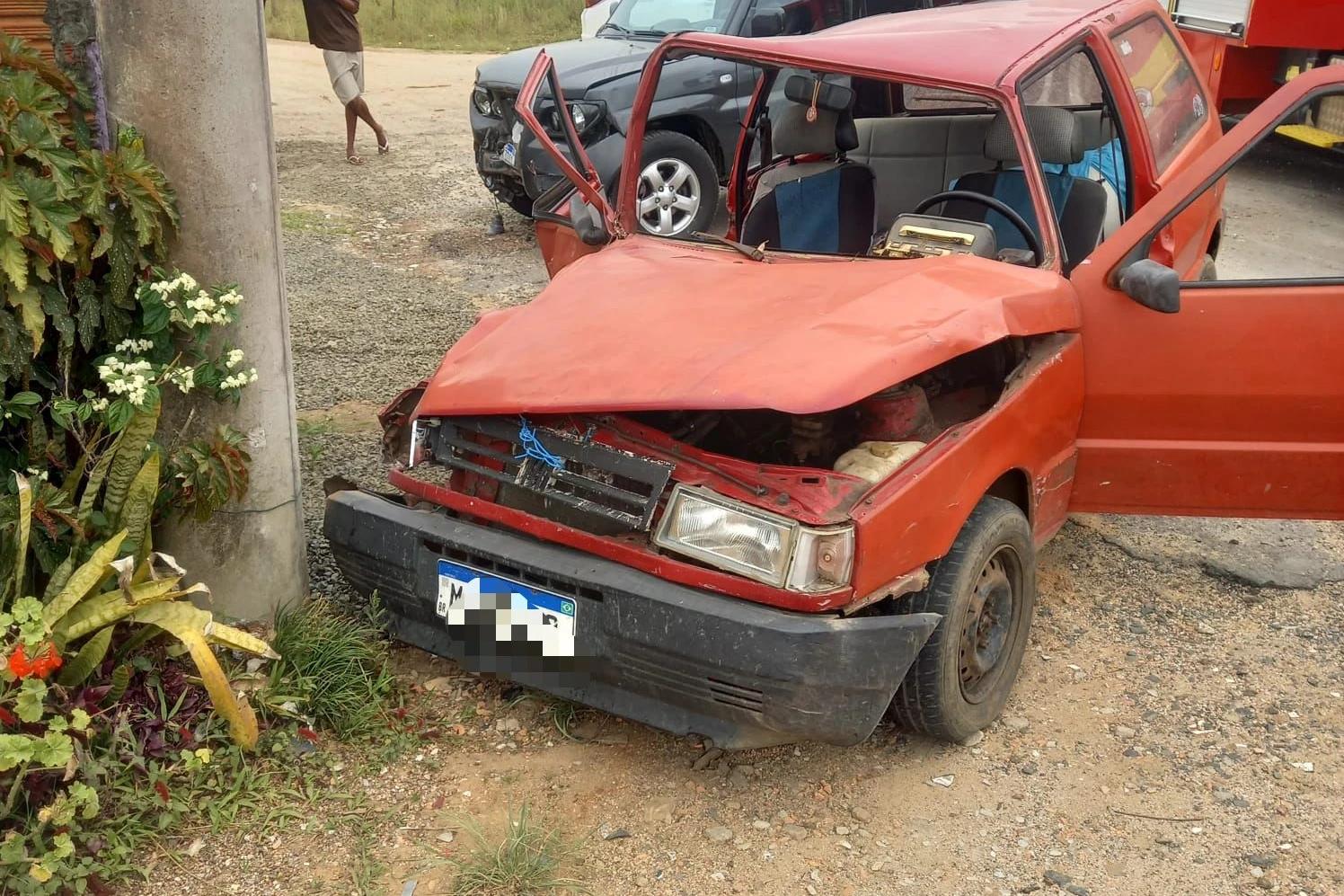 Acidente entre dois carros deixa mulher presa às ferragens em Içara