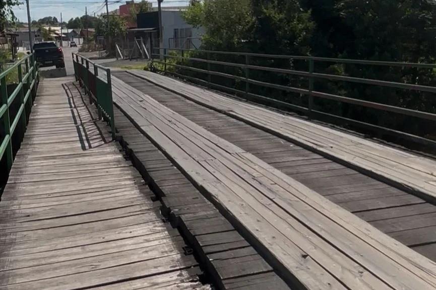 Vereador relata acidente em ponte de madeira e cobra melhorias: 'Estamos muito preocupados'