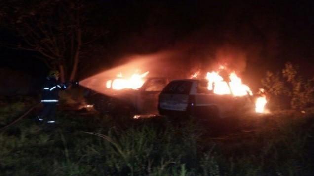 Três viaturas da Polícia Militar são incendiadas 