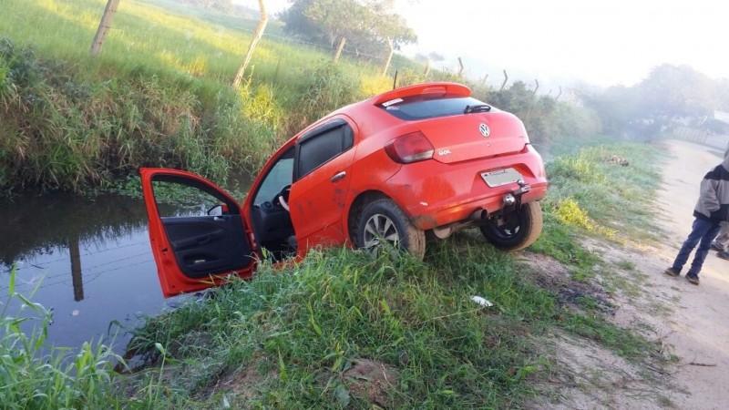 Motorista é encontrado submerso em vala após saída de pista 