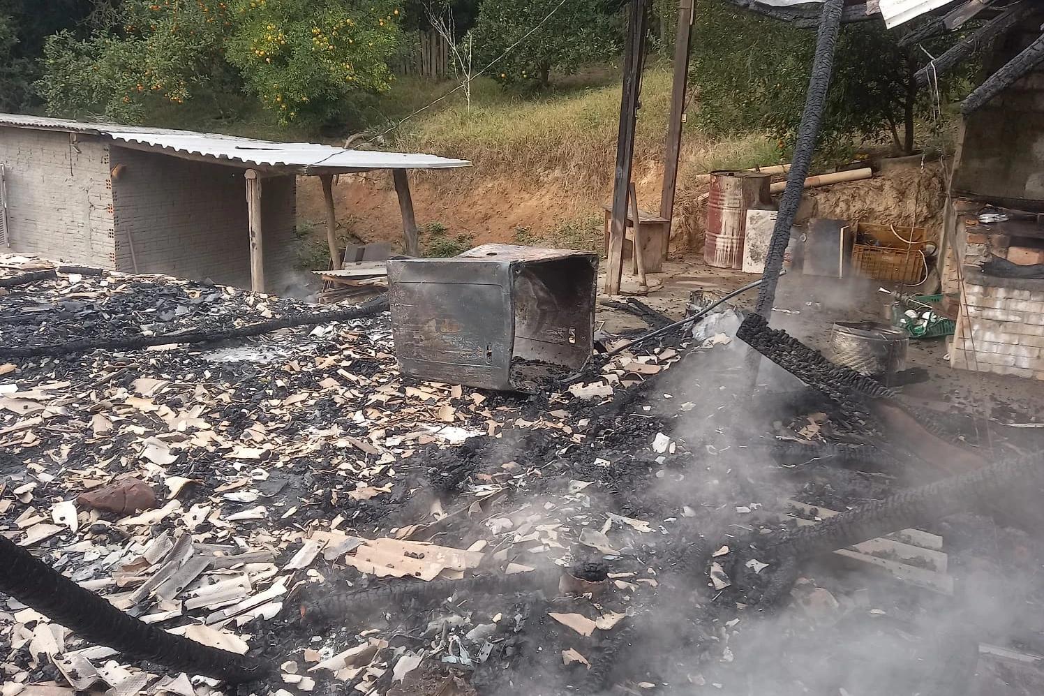 Incêndio destrói casa no bairro Verdinho em Criciúma