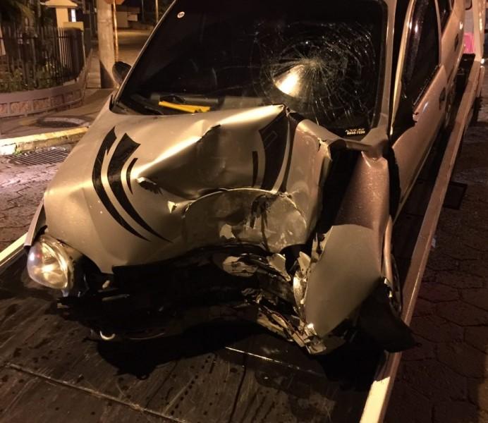 Colisão frontal em poste mata motorista de 35 anos