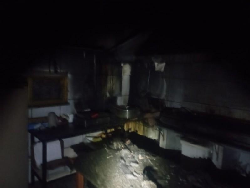 Bombeiros combatem incêndio em comércio de caldo de cana