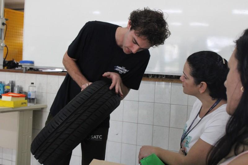 Comunidade aprende checklist para manutenção de veículos com alunos do Colégio Satc 