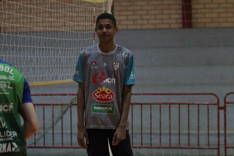 Esporte e inclusão: atleta com autismo treina e compete pelo vôlei de Forquilhinha