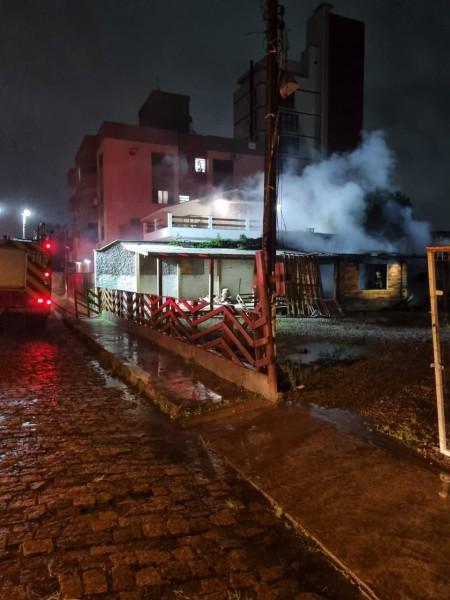 Edificação abandonada pega fogo e mobiliza bombeiros em Tubarão 