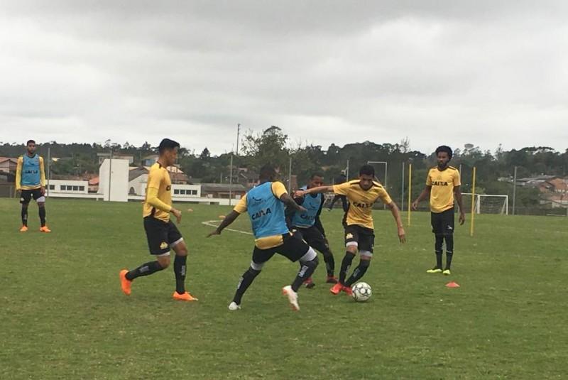 Iago é provável substituto na lateral esquerda