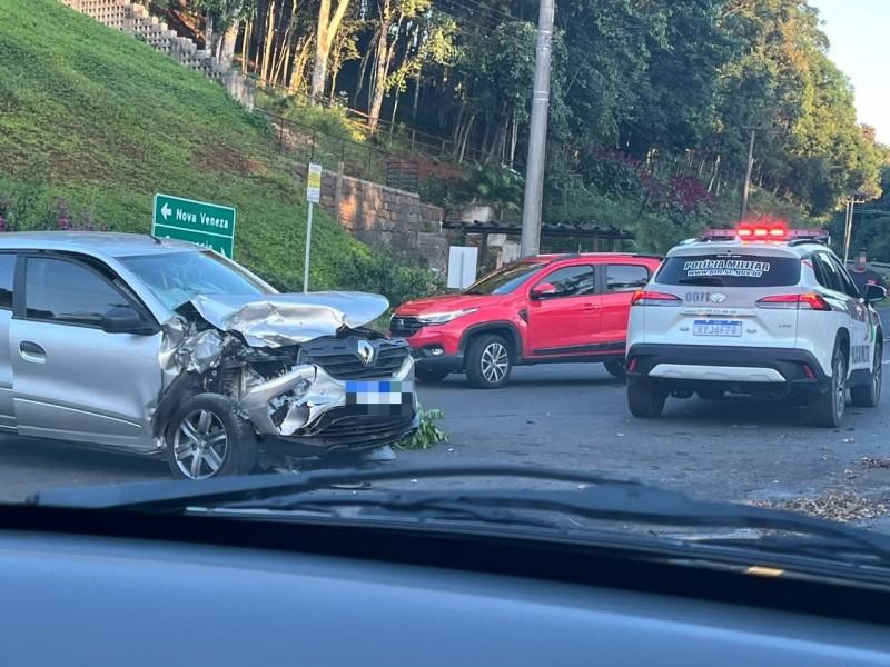 Colisão frontal entre carros deixa motorista e passageira feridos em Nova Veneza 