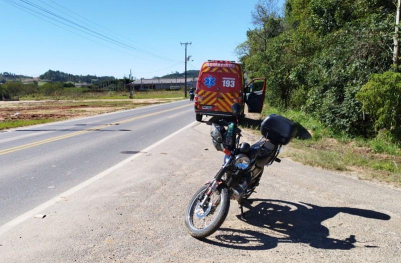 Acidente entre moto e caminhão deixa motociclista ferido na SC-443, em Sangão