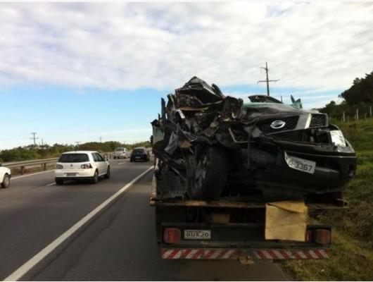 Caminhonete fica prensada entre caminhão e mureta de proteção na BR-101