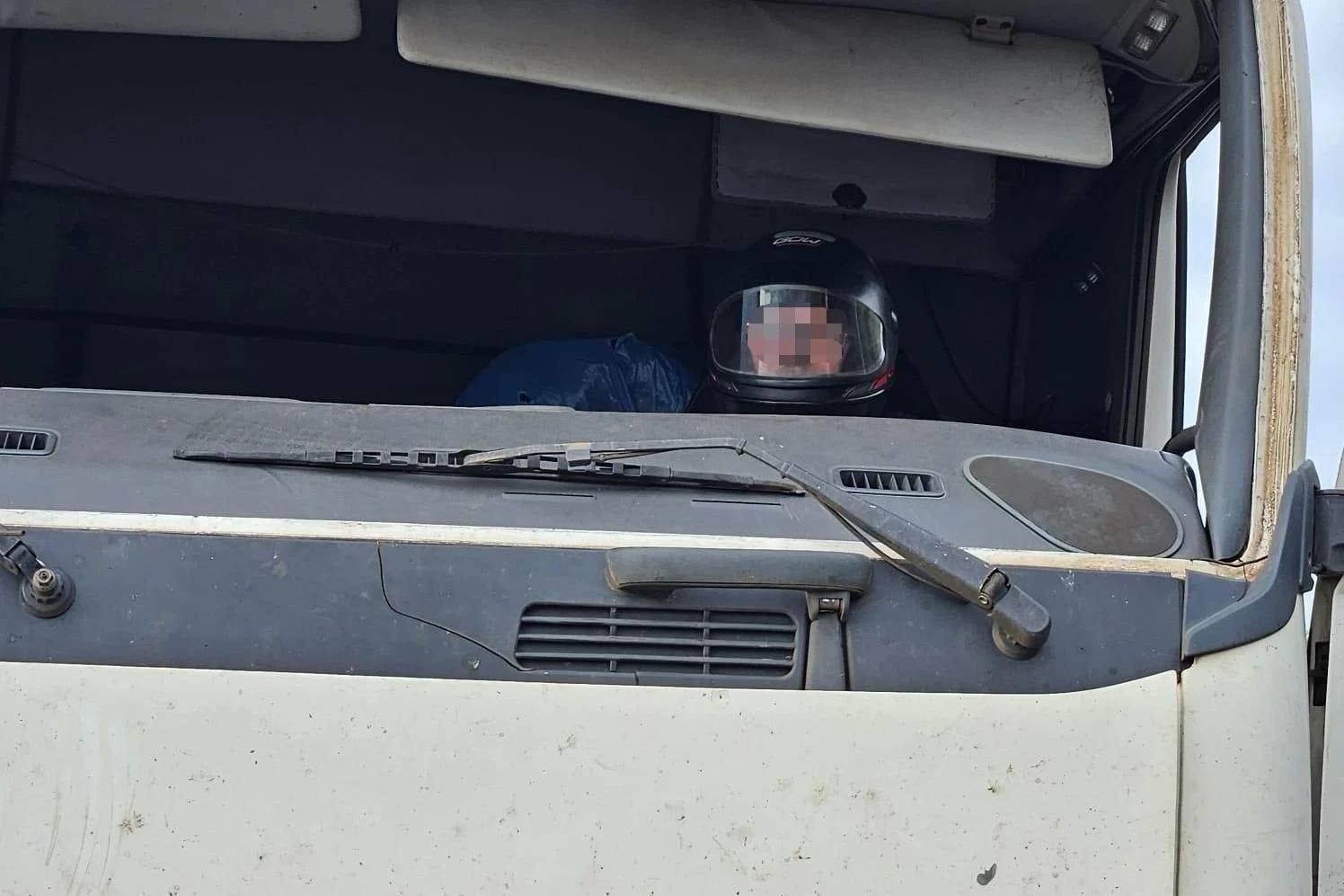 Veículo acidentado é flagrado trafegando em Santa Catarina; motorista usava capacete
