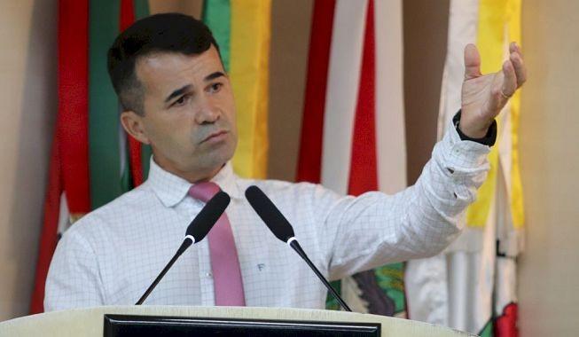 Vereador Juarez de Jesus questiona base de cálculo utilizada para cobrar a Cosip em Criciúma 