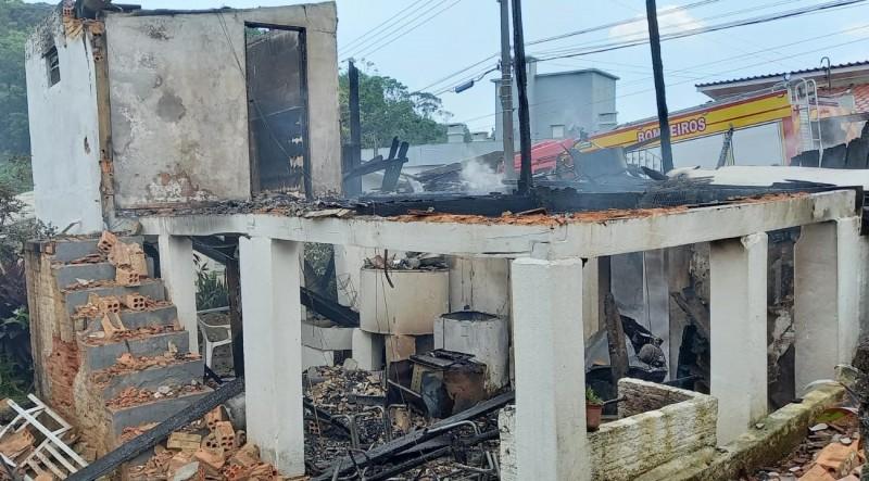 Casa é consumida por incêndio em Urussanga