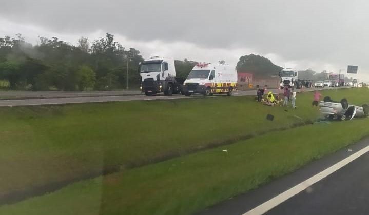 Veículo capota na BR-101 em Içara e uma pessoa fica gravemente ferida