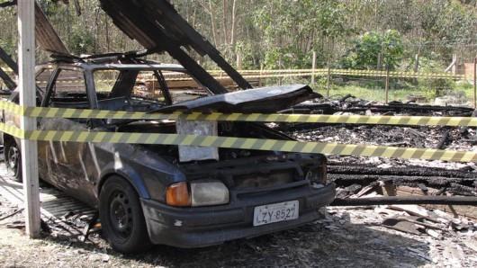Criança brinca com fósforo e ateia fogo na casa