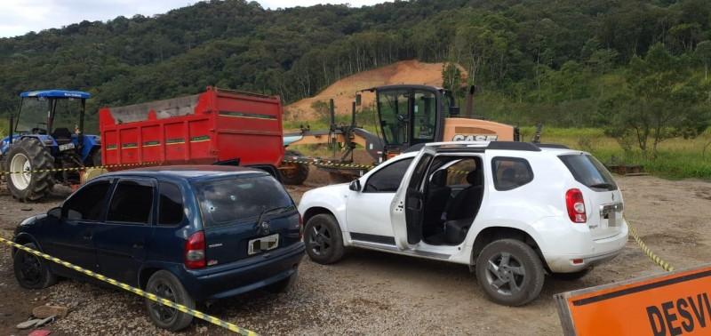 Quadrilha rouba carro e assalta posto de combustível; três foram presos após troca de tiros com a PM
