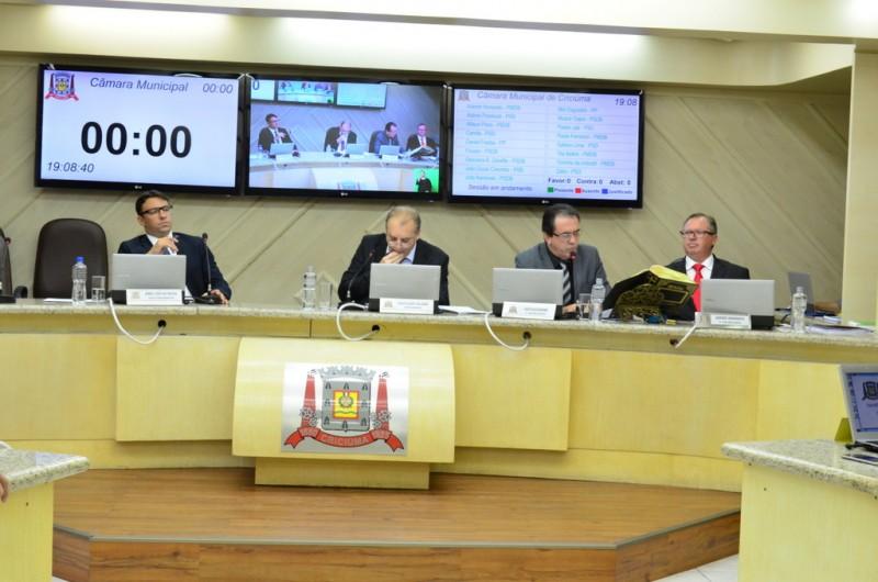 Vereadores aprovam redução de salários de assessores