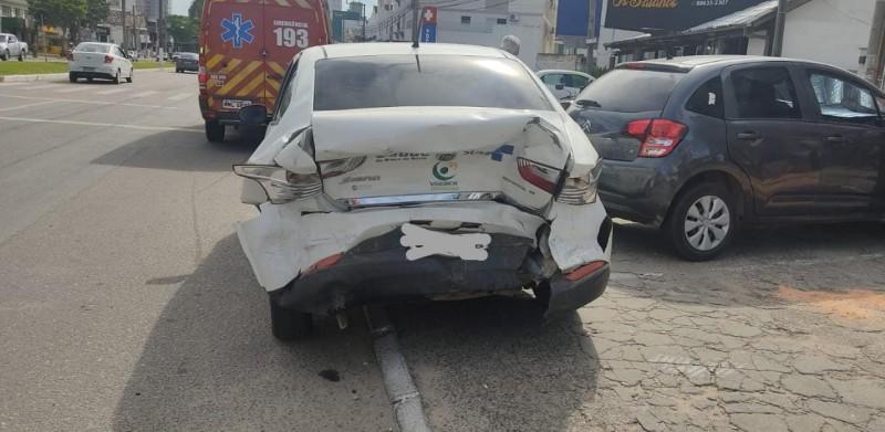 Duas pessoas são hospitalizadas após engavetamento envolvendo três carros e uma moto em Tubarão
