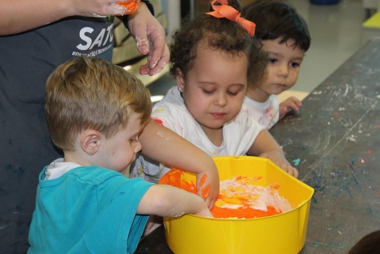 Alunos do Infantil Satc criam massinha e dão asas à imaginação