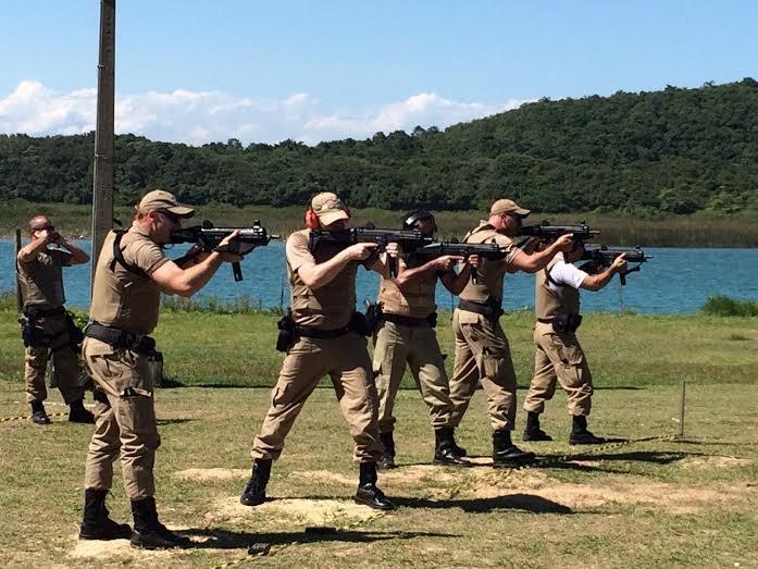 Policiais militares passam por habilitação