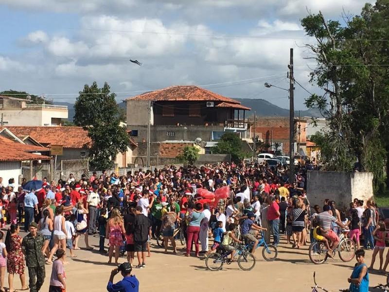 Mais de 10 mil crianças recebem presentes no Trem de Natal da FTC