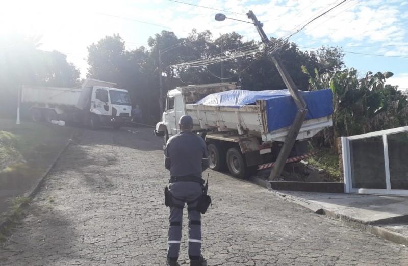 Caminhão colide contra poste no Maria Céu e causa queda de energia elétrica