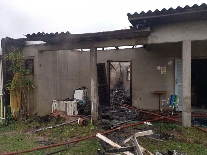 Balneário Rincão: bombeiros combatem incêndio em residência 