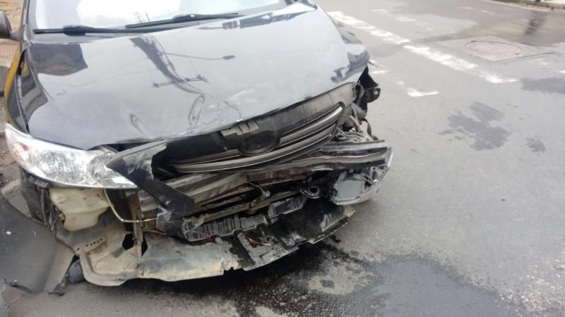 Condutor fura semáforo vermelho e bate em carro 