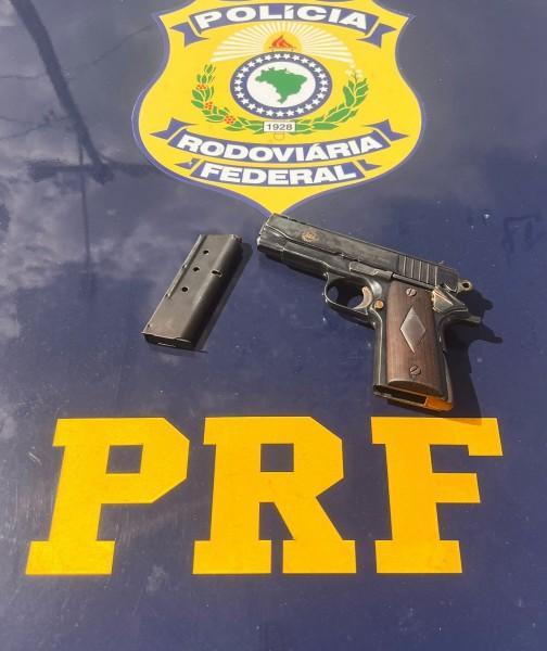 Homem com diversas passagens policiais é preso com pistola na BR-101, em Palhoça