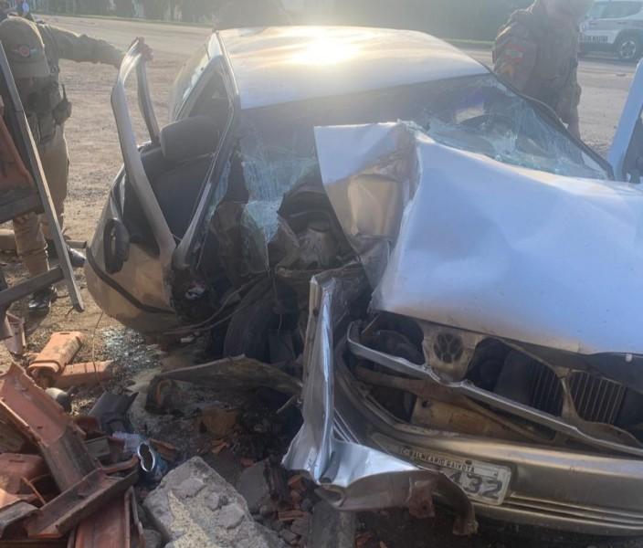 Suspeito de cometer furtos bate carro durante fuga da PM em Içara