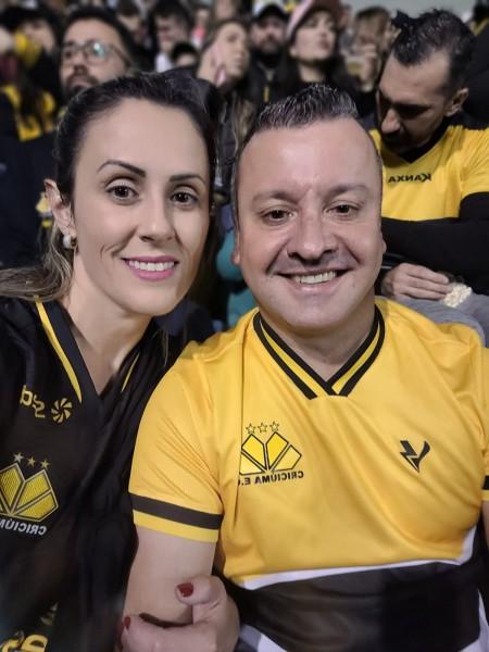 Mulher faz pedido de namoro no Majestoso durante jogo contra o Brusque 
