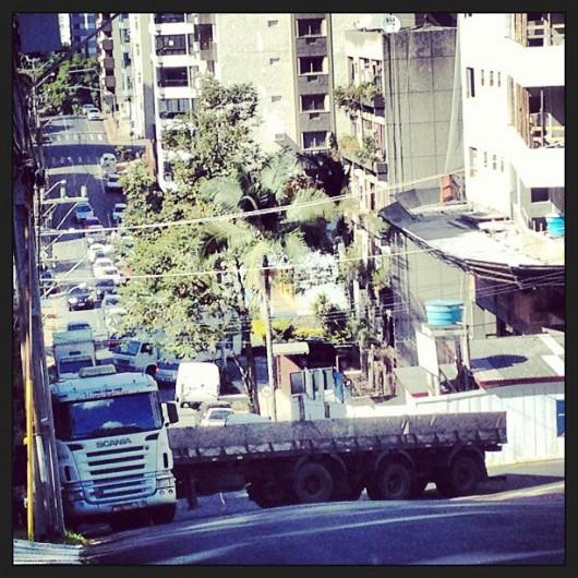 Carreta fica atravessada na rua Engº Fiúza da Rocha e interrompe o trânsito
