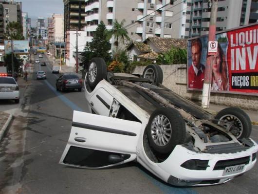 Colisão entre dois veículos gera capotamento na área central
