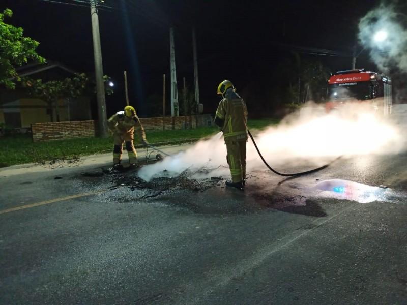 Moradores colocam fogo em rodovia como forma de protesto devido queixa de som alto