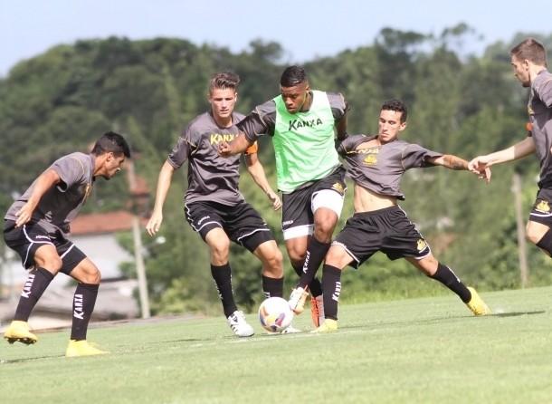 Perea reaparece em treinamento com o grupo tricolor