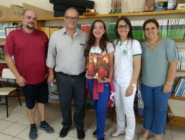 Aluna ganhadora de concurso de redação sobre 'Educação Sanitária na escola' é premiada