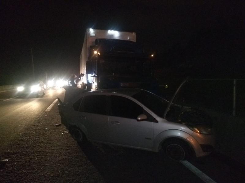 Caminhoneiro morre em acidente na BR-101; suspeita é de que ele tenha sido ejetado do veículo
