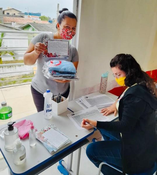 Balneário Gaivota entrega uniformes e kits escolares