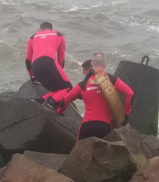 Bombeiros encontram corpo nos molhes da barra em Passo de Torres