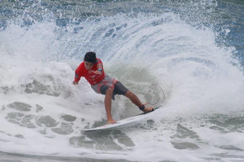 Leo Barcelos na luta pelo bicampeonato do Rip Curl Grom Search