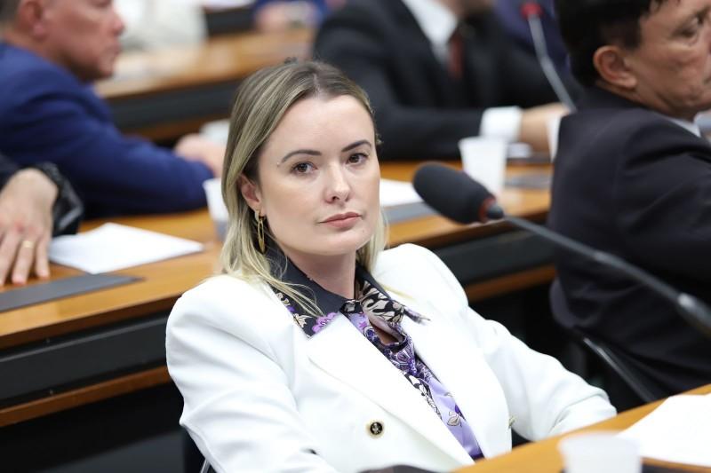 Júlia Zanatta apresenta projeto que prevê punição ao golpe do empréstimo consignado