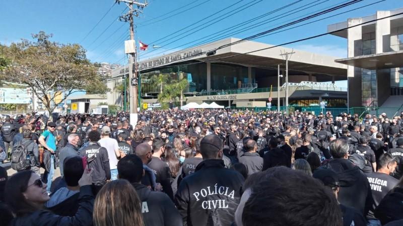 Policiais civis realizam protesto contra Reforma da Previdência em Florianópolis 