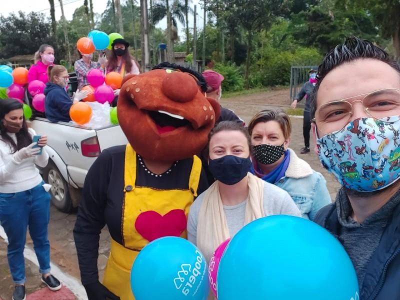 Escola de Forquilhinha realiza drive-thru e alunos e professores se reencontram