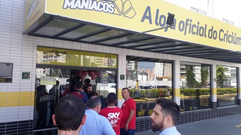 Torcida do Criciúma faz fila para retirar ingresso para o jogo contra o Figueirense