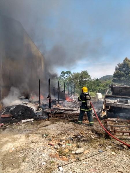 Bombeiros combatem incêndio em galpão em Tubarão